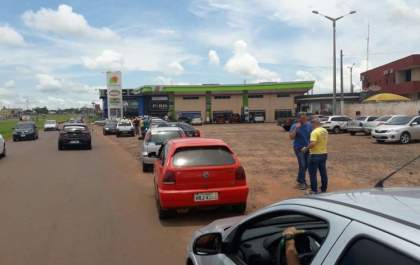Com gasolina a R$ 2,65, brasileiros vão até o Paraguai para abastecer em forma de protesto