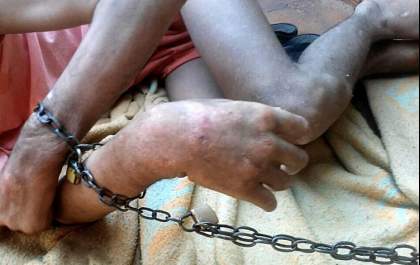 Mãe busca ajuda para filho autista que vive acorrentado há 13 anos