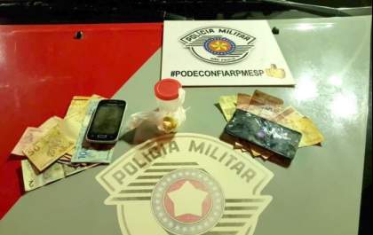 Força Tática flagra homem vendendo para usuário de drogas em Castilho