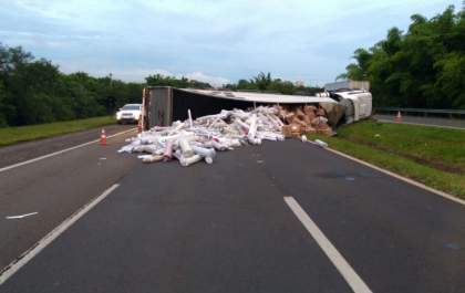 Caminhão carregado com bobinas de tecidos em Três Lagoas tomba na Marechal Rondon em Araçatuba