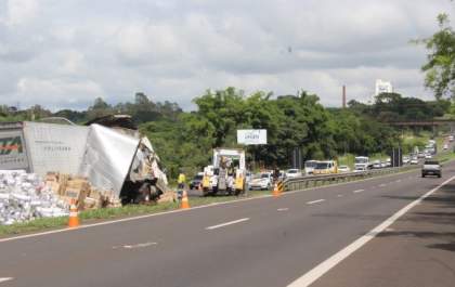 Carreta tomba e prejudica trânsito na Rondon