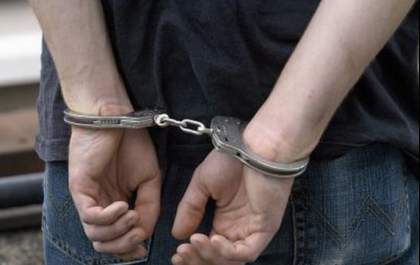 Homem é preso após passar mãos em partes íntimas de comerciante