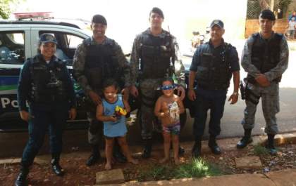 Crianças com câncer e síndrome rara recebem visita surpresa de policiais em Três Lagoas