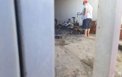 Vela deixada em oratório provoca incêndio e sala de residência fica destruída