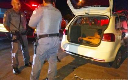 Mulher mata o marido com facada no coração