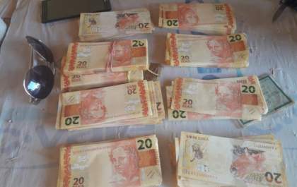 Casal é preso com R$ 18 mil em notas falsas escondidas nos calçados