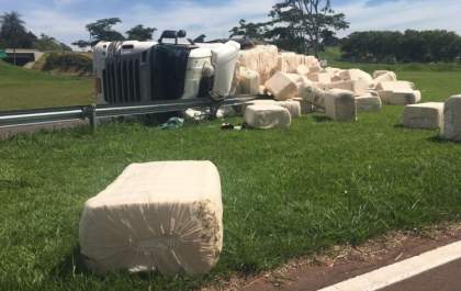 Carreta com carga de 36 toneladas de algodão tomba em alça de acesso a Álvares Machado
