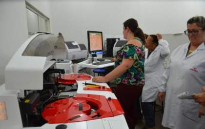 Laboratório Municipal recebe novo equipamento para agilizar exames