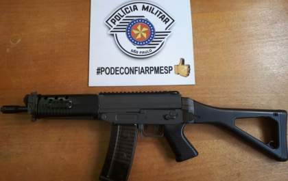 Após postagem de foto feita por estudante em rede social, PM apreende simulacro de fuzil