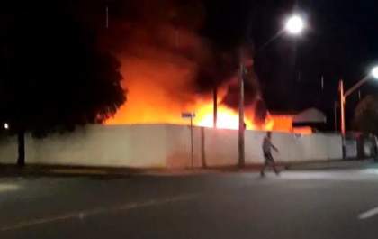 Três ônibus são incendiados em antigo pátio da prefeitura de Andradina
