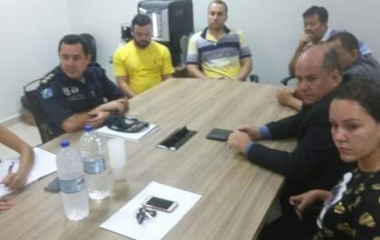 Representantes da AJE, Policía Militar e outras entidades se reúnem para discutir questões de segurança