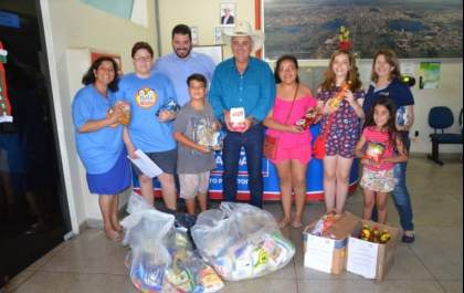 Rotary Kids entrega alimentos para o ‘Natal Solidário’