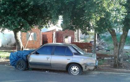 Segurança que perdeu casa em incêndio dorme há ‘3’ meses dentro de carro