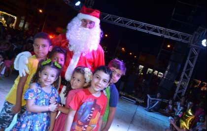 Papai Noel chega na rádio Cidade FM com brinquedos e guloseimas para crianças