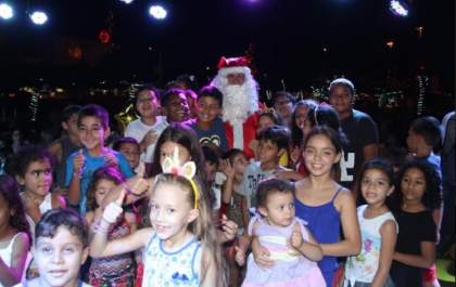 Chegada do Papai Noel reúne 4 mil crianças em Três Lagoas