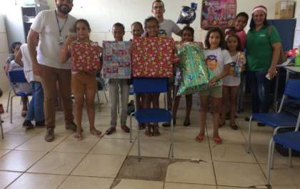 “Natal Solidário” da Escola do Sesi de Três Lagoas beneficia cerca de 200 crianças