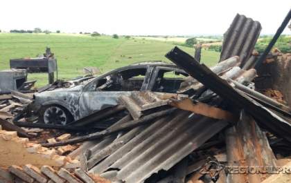 Mulher se tranca no carro com cachorros e ateia fogo na zona rural de Birigui