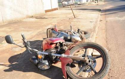 Motociclista desorientado bate em lixeira e assusta moradores