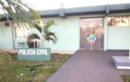 Rapaz tem a casa invadida por 3 pessoas e leva facada na mão