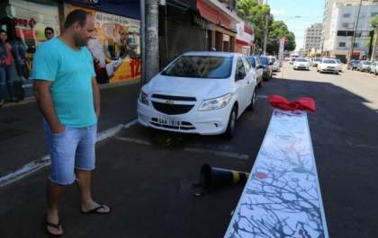Totem de Natal faz a primeira vítima e danifica carro em Campo Grande