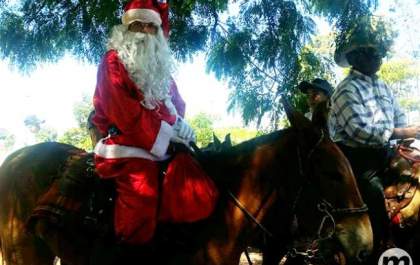 Papai Noel Pantaneiro cruza a cidade levando votos de Natal com sua cavalaria