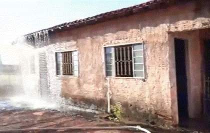 Corpo de Bombeiros atende casa em chamas nesta tarde