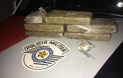 Carro com cheiro de droga chama atenção da polícia que encontra quase 5 kg de maconha