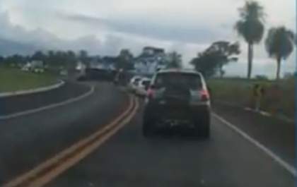 Caminhão tomba na pista e deixa trânsito lento na BR-262