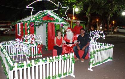 Chegada do Papai Noel do Governo de Andradina encanta centenas de crianças