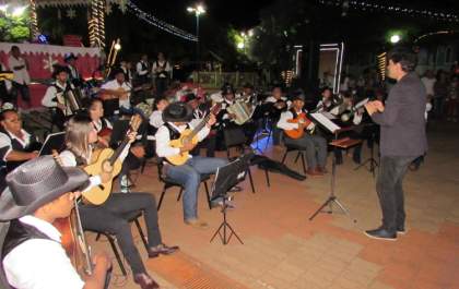 Orquestra de Violeiros e Show de Mágicas encantam castilhenses na Praça da Matriz