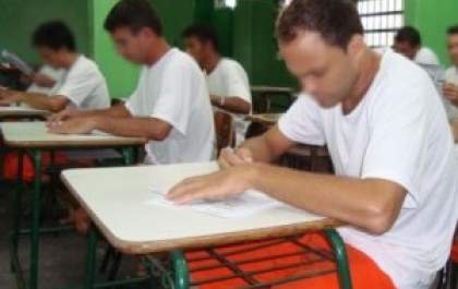 Mais de 1,7 mil presos fazem prova para concluir estudos em MS
