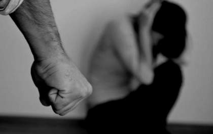 Ao voltar de festa do serviço, mulher é recebida a socos pelo marido