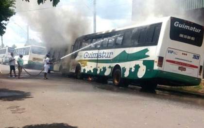 Incêndio destrói ônibus e micro-ônibus em rua do centro de Paulicéia