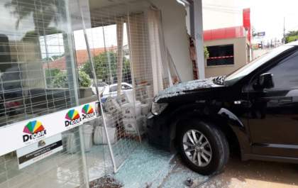 Idosa se confunde com pedal, acelera e bate carro de luxo na porta de loja