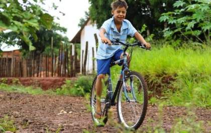 Menino que queria coberta de super-herói agora também tem bicicleta