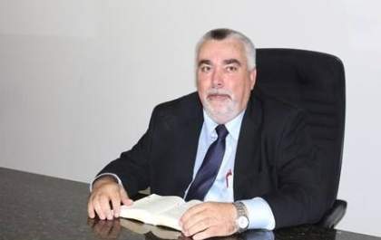 PREFEITURA IMPEDE QUE IMPRENSA  REGISTRE O QUE TEM DENTRO DESSE BARRACÃO