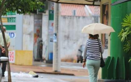 Com temperaturas mais amenas, dia será de chuva e sol entre nuvens