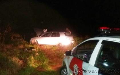 Ladrões armados invadem casa, amarram vítimas e fogem com veículos em Araçatuba