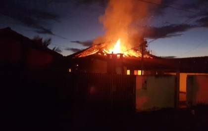 Casal acorda com sala em chamas no Bairro Santa Luzia
