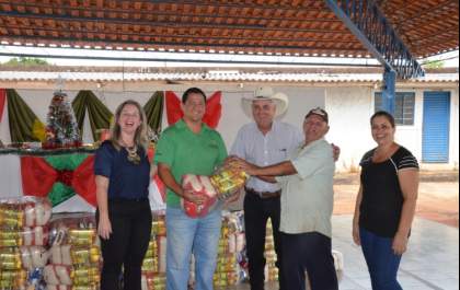Natal Solidário contempla moradores do Distrito de Arapuá com cestas e brinquedos