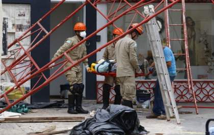 Construtor cai de andaime que montava para trabalhar