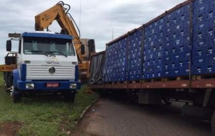 Após 9 horas, carreta que ficou atravessada na rodovia é retirada