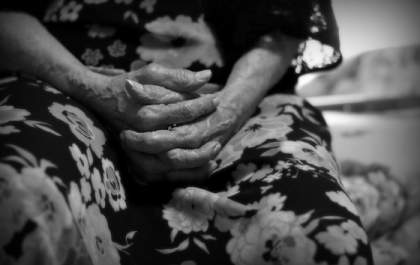 'Isso é pra você aprender': filha é presa por agredir mãe de 72 anos com rodo