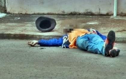 Homem é encontrado morto no meio da rua e caso ainda é mistério