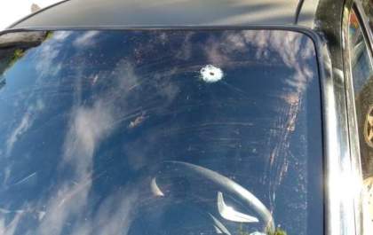 Jovens são perseguidos, estacionam para tirar satisfação e um acaba baleado