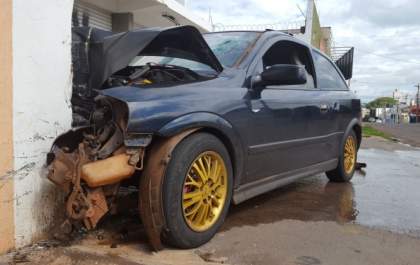Rapaz briga com ex, joga carro em loja e acaba com traumatismo craniano