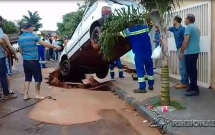 Carro é engolido por cratera após chuva forte em Jales