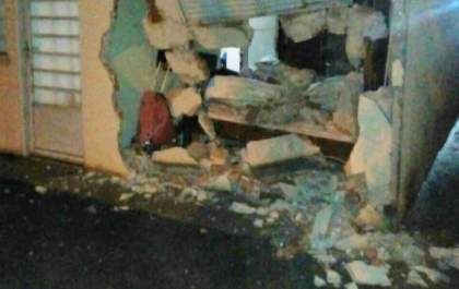 Construtor invade casa da ex-namorada com caminhonete
