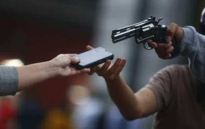 Adolescentes fazem arrastão, efetuam disparos e roubam celulares