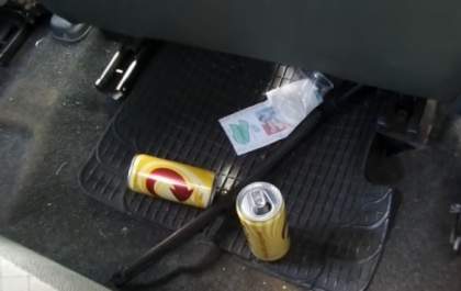 Flagrada com lata de cerveja, motorista foge e durante prisão rasga farda de PM